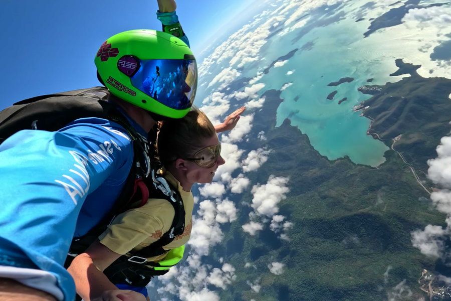 https://images.thetravelshop.com/img/1386/gallery/skydiver.jpg Main Image | East Coast Tours Australia