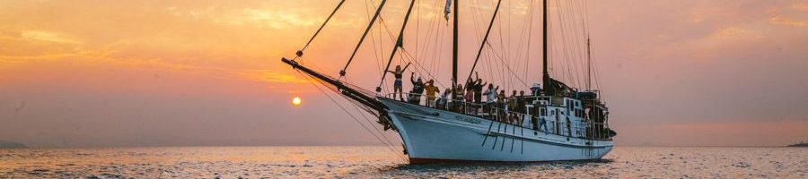 Sunset aboard New Horizon in the Whitsundays  Sunset aboard New Horizon Whitsundays