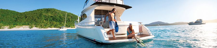 Ocean Free Charter snorkellers on the beach of ocean free charter