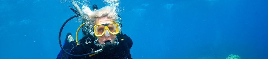 Sample Itinerary, Pro Dive Advanced PADI Liveaboard Course Person scuba diving at the Great Barrier Reef